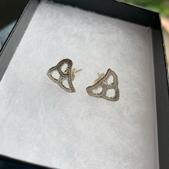 Dainty TANK Lace-like Silver Earrings - Picture 4 of 4